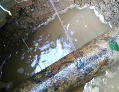 石峰楼顶渗水维修公司分享下地暖漏水的原因及检测方法。